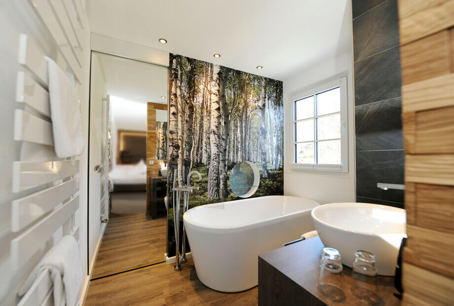Premium Hotelzimmer mit Badewanne und Naturelementen